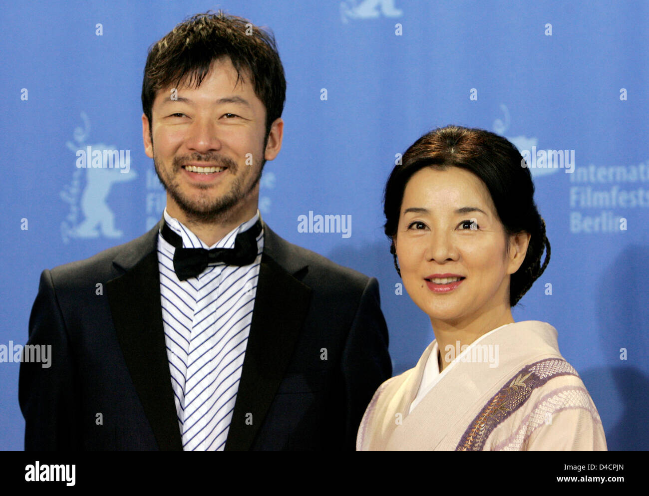 L'acteur japonais Tadanobu Asano (L) et l'actrice Sayuri Yoshinaga sont illustrés à l'appel de photo pour le film 'Kabei, notre Mère" lors du 58e Festival International du Film de Berlin à Berlin, Allemagne, 13 février 2008. Le film s'exécute dans la compétition pour l'Ours d'or Awards lors du 58e Festival du Film de Berlin. Photo : Jan Woitas Banque D'Images