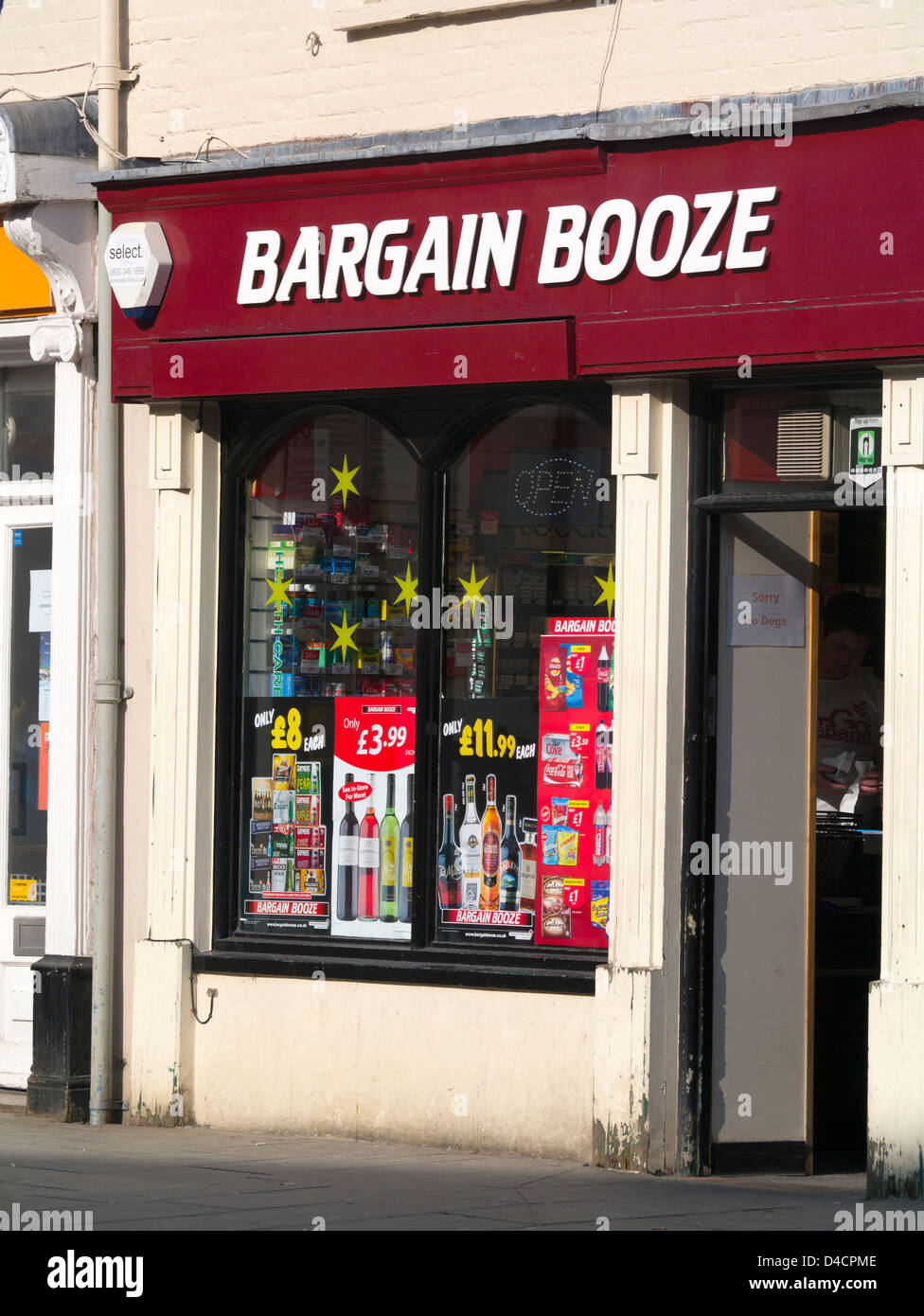 Bargain Booze licence off shop à Brecon au Pays de Galles au Royaume-Uni. Banque D'Images