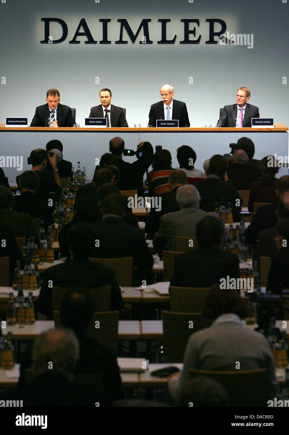 Dieter Zetsche (2-R), chef de la société automobile Daimler, Bodo Uebber (2-L), directeur financier de Daimler, Andreas Renschler (L), Commission de véhicules utilitaires Daimler et Hartmut Schick, porte-parole de l'entreprise, sont illustrés au cours d'une conférence de presse bilan à Stuttgart, Allemagne, 14 février 2008. Daimler a augmenté son bénéfice d'exploitation de 5,0 à 8,7 milliards d'euros en 2007 et exeeded toutes les attentes Banque D'Images
