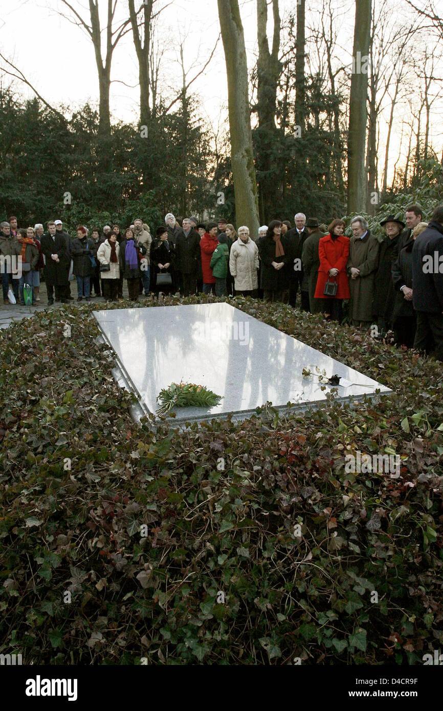 Des tas de gens sont au sépulcre du compositeur allemand Richard Wagner (1813-1883) pour commémorer le 125e anniversaire de sa mort à Bayreuth, Allemagne, 13 février 2008. Richard Wagner est mort âgé de 69 le 13 février 1883 à Venise, Italie. Le sépulcre de Wagner et de sa seconde femme Cosima est situé dans le parc de la villa la Wagner's nommé "Wahnfried' quand ils se sont déplacés dans le 2 Banque D'Images