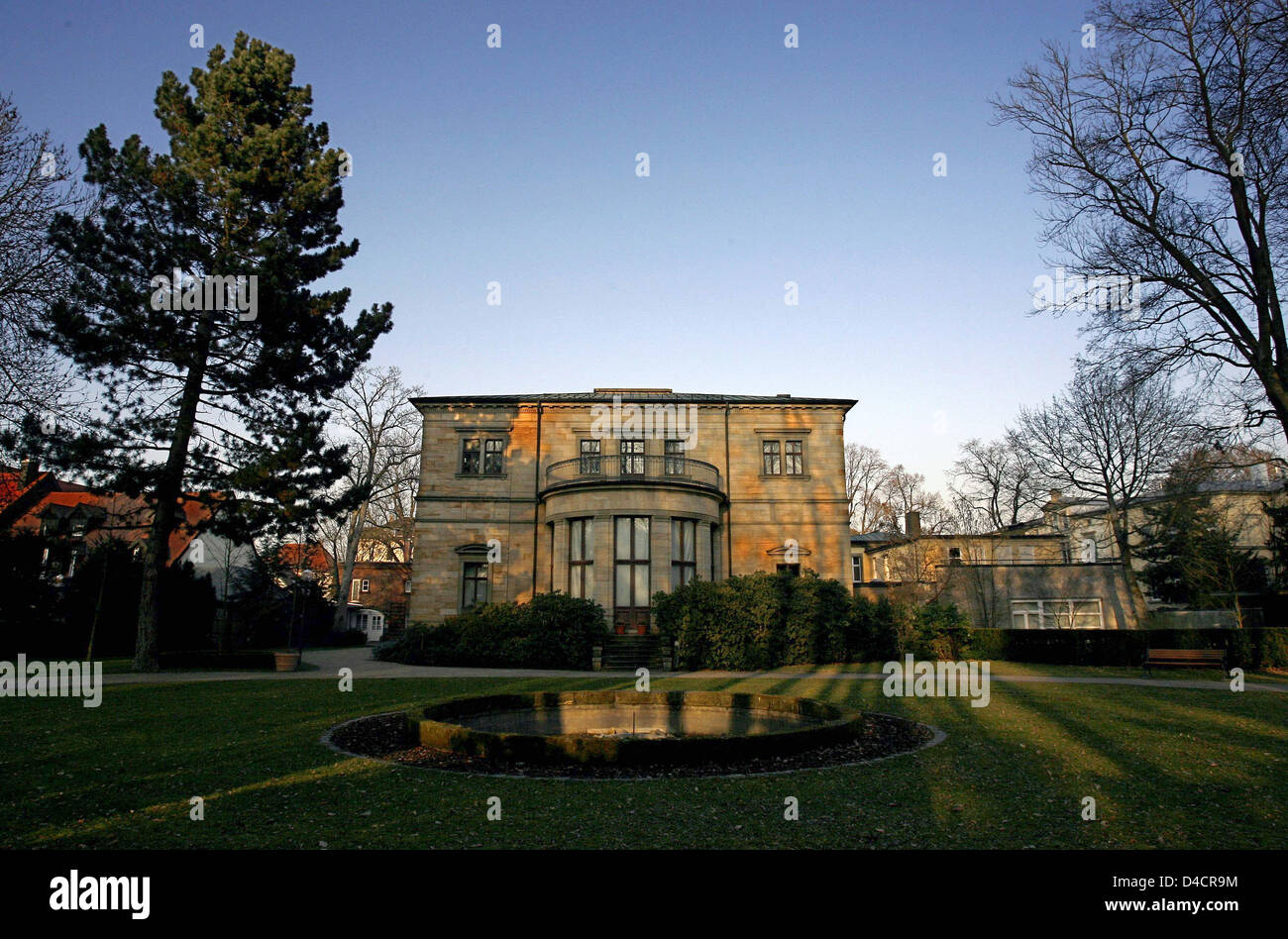 Vue sur Villa Wahnfried représenté sur le 125e anniversaire de la mort de compositeur allemand Richard Wagner (1813-1883) pour commémorer le à Bayreuth, Allemagne, 13 février 2008. Richard Wagner est mort âgé de 69 le 13 février 1883 à Venise, Italie. Le sépulcre de Wagner et de sa seconde femme Cosima est situé dans le parc de la villa la Wagner's nommé "Wahnfried' quand ils se sont déplacés dans le Banque D'Images