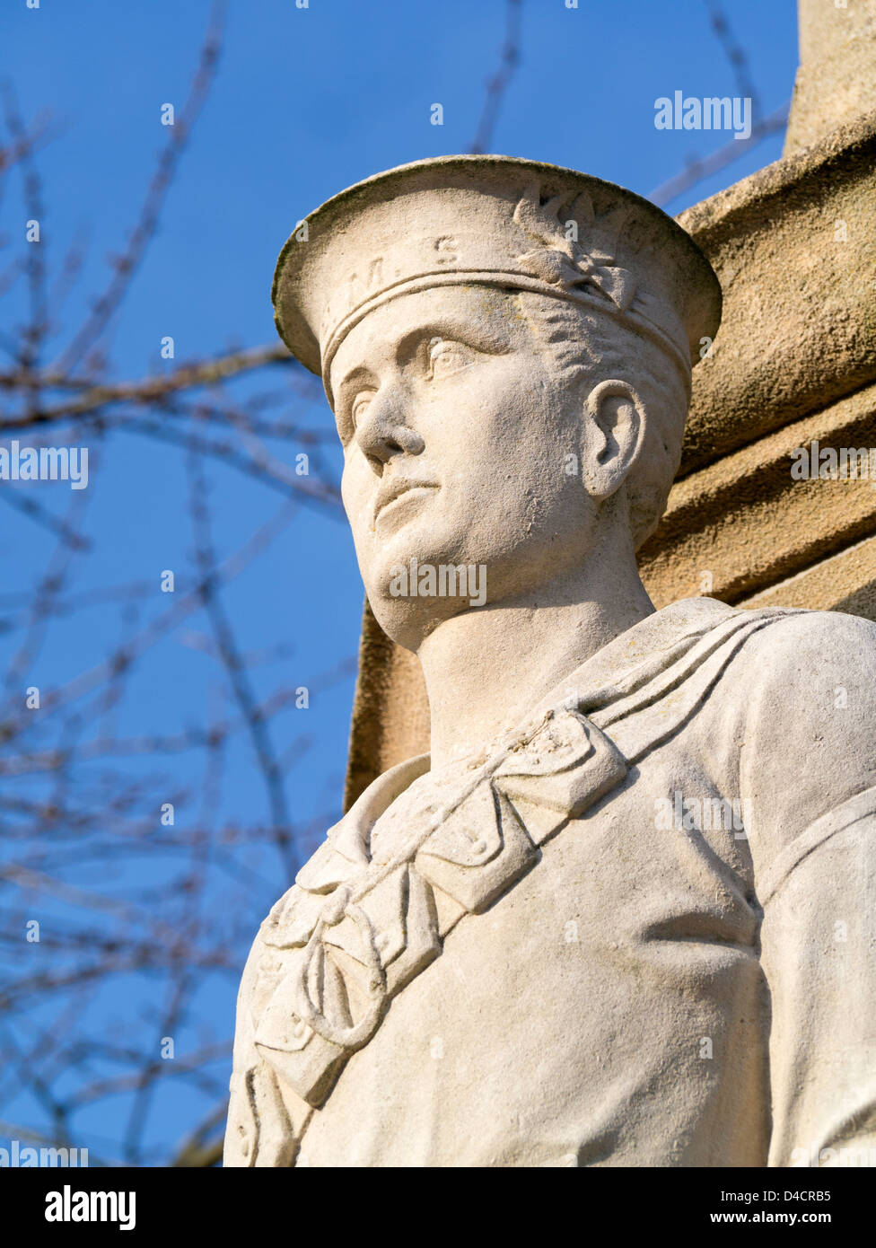 Builth Wells War Memorial figure de pierre d'un marin avec un bouchon. HMS Banque D'Images