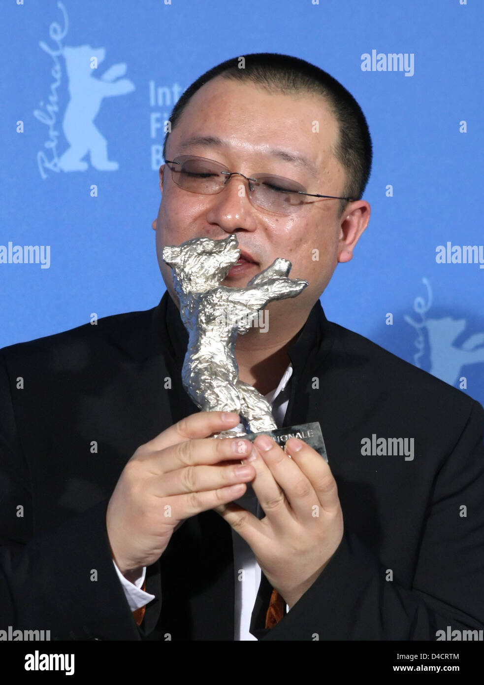 Réalisateur CHINOIS WANG Xiaoshuai pose avec son 'Silver' award du meilleur scénario au cours de la cérémonie de remise des prix au 58e Festival International du Film de Berlin à Berlin, Allemagne, 16 février 2008. Wang a reçu le 'Silver' pour son film 'In Love We Trust". Photo : SOEREN STACHE Banque D'Images