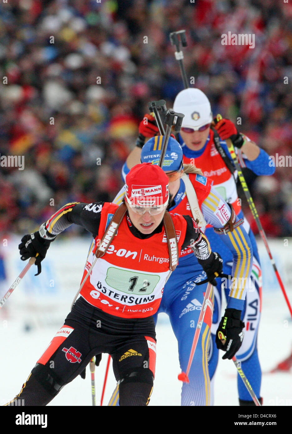 Andrea Henkel allemand illustré en action pendant le relais 4 x 6 km à la 50e compétition Championnats du monde de biathlon à Ostersund, Suède, 17 février 2008. L'équipe allemande a remporté la compétition. Photo : Martin Schutt Banque D'Images