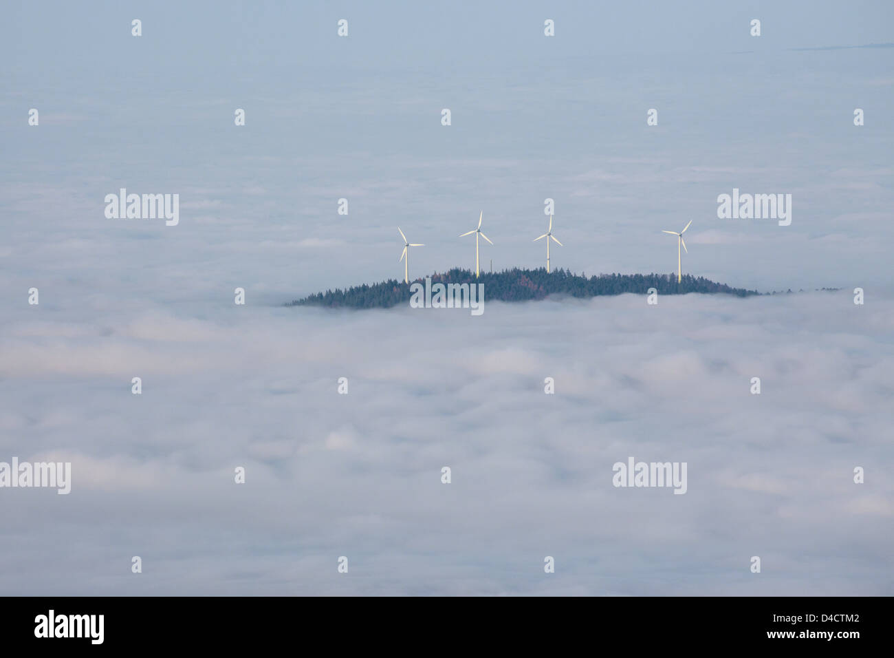 Éoliennes sur le Rosskopf en Forêt Noire dans le brouillard, Allemagne Banque D'Images