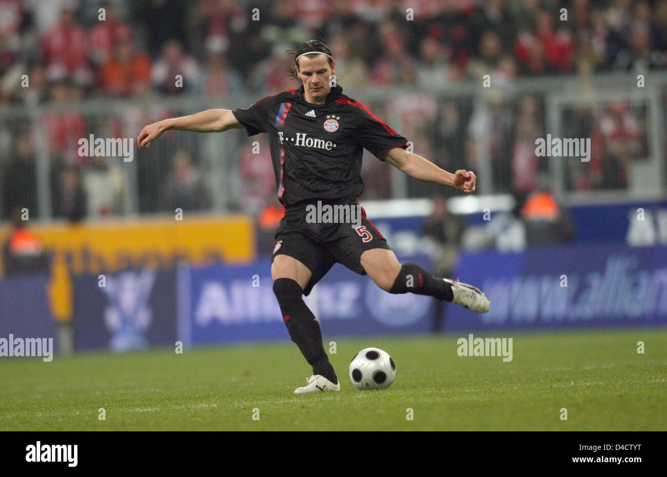 Munich, du défenseur international belge Daniel van Buyten passe le ballon dans la dernière ronde de la Coupe de l'UEFA 32 deuxième match de jambe Bayern Munich vs FC Aberdeen à l'Allianz Arena, Munich, Allemagne, 21 février 2008. Munich a remporté le match 5-1. Photo : Frank Leonhardt Banque D'Images