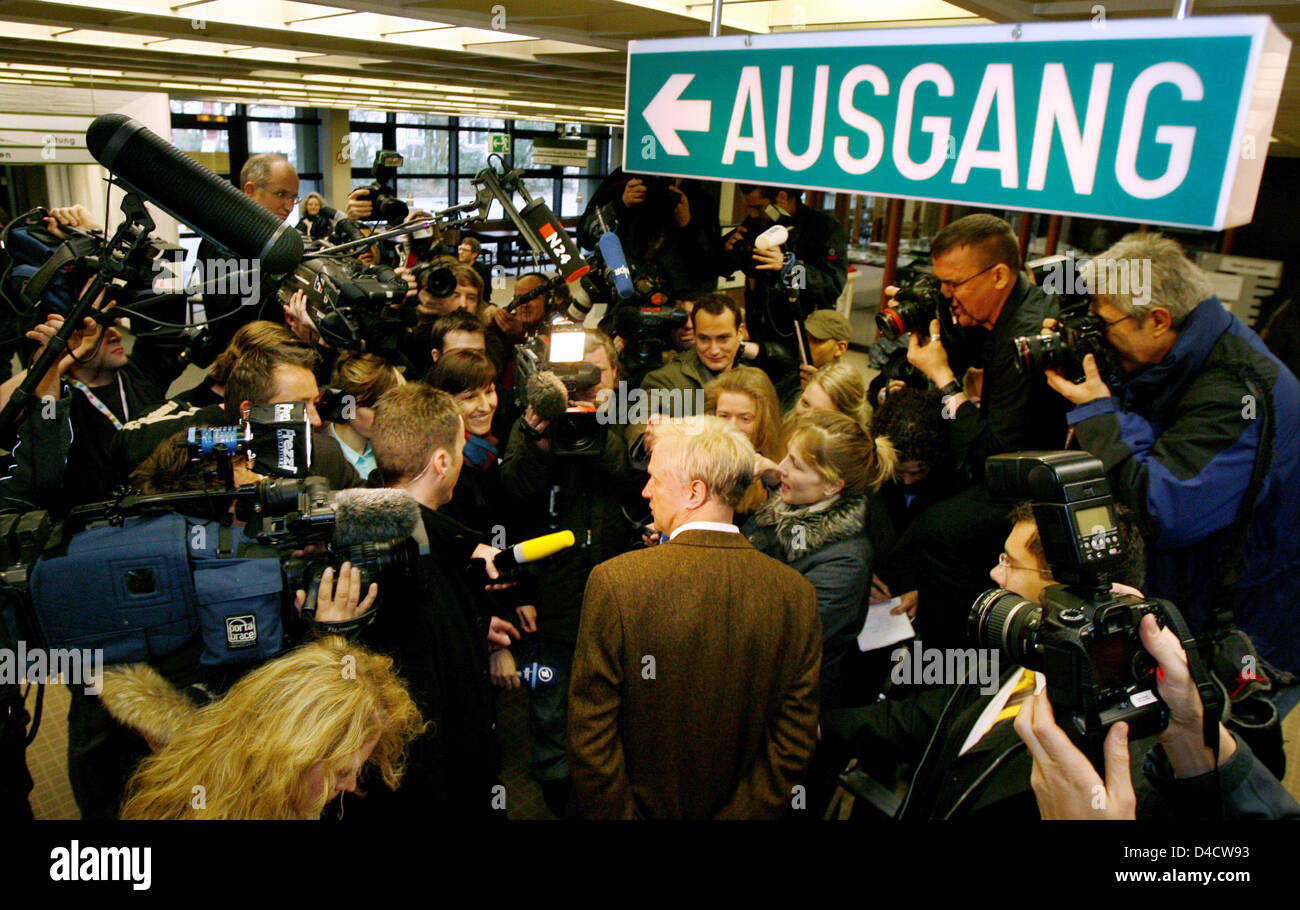 Le maire de Hambourg et CDU favori Ole von Beust donne une interview après avoir déposer son bulletin dans un bureau de vote de Hambourg, Allemagne, 24 février 2008. 1.2 Certains électeurs admissibles sont convoqués aux urnes afin de décider d'un nouveau parlement dans la ville-État de Hambourg. Photo : Maurizio Gambarini Banque D'Images