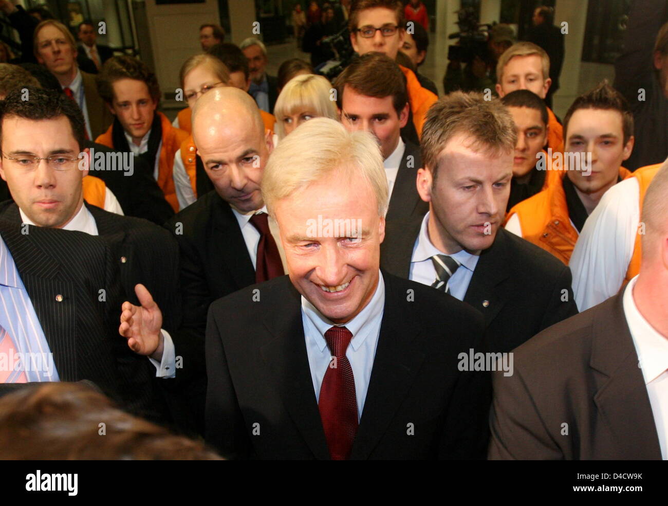 Le maire de Hambourg et CDU top-candidate à l'élection d'État de Hambourg Ole von Beust (C) est félicité alors que la première prévisions se dans la région de Hambourg, Allemagne, 24 février 2008. Les démocrates chrétiens (CDU) a remporté les élections et M. von Beust est susceptible de continuer dans son bureau. Photo : Kay Nietfeld Banque D'Images