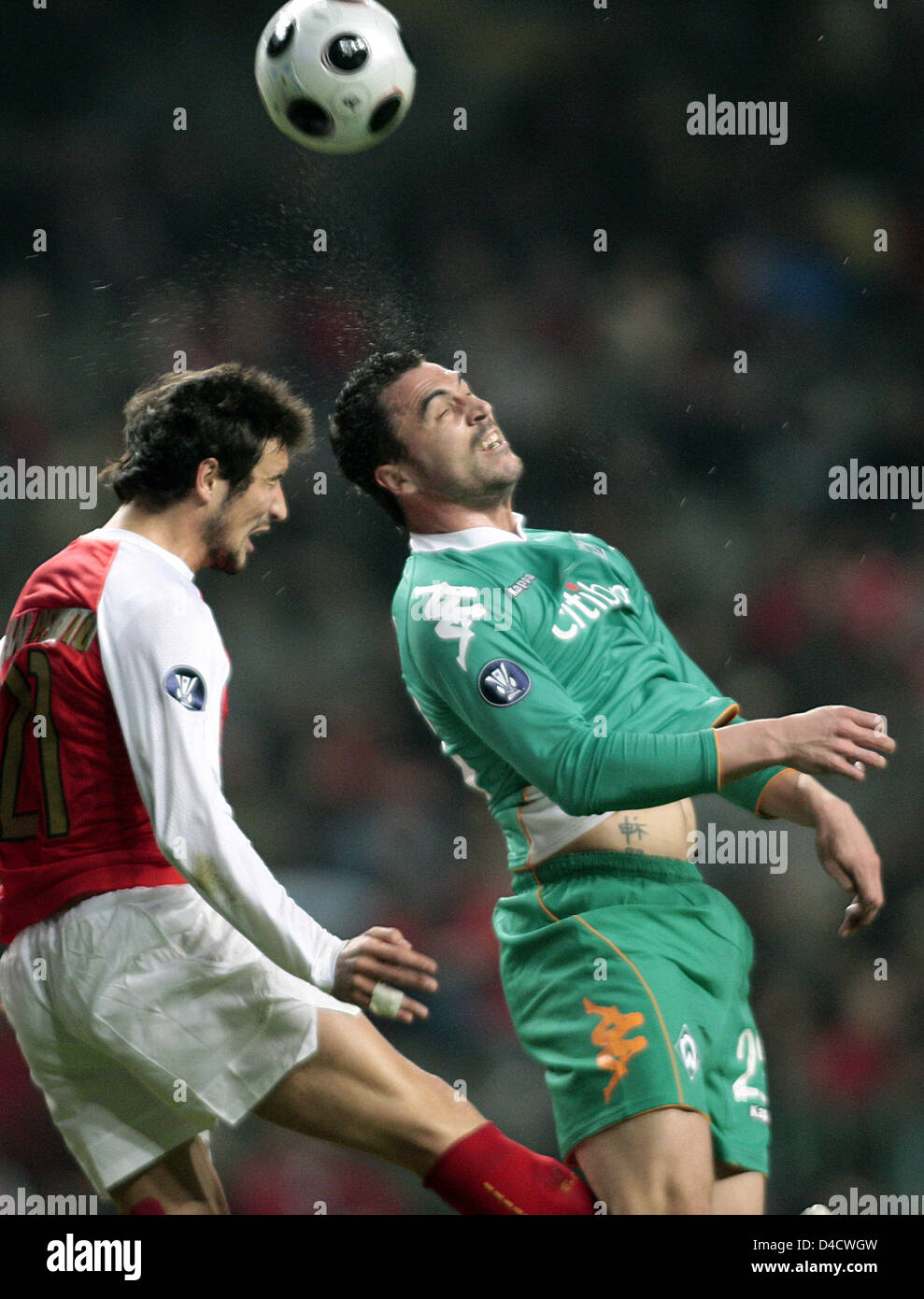 Hugo Almeida de Brême (R) et du Braga Cesar Peixoto (L) jouer un en-tête lors de la Coupe de l'UEFA en 16 de finale deuxième manche Braga v Werder Brême au Stade Municipal de Braga, Portugal, 23 février 2008. Brême a gagné le match et se déplacer jusqu'à quart de finale remporté 4-0 sur l'ensemble des deux. Photo : Carmen Jaspersen Banque D'Images