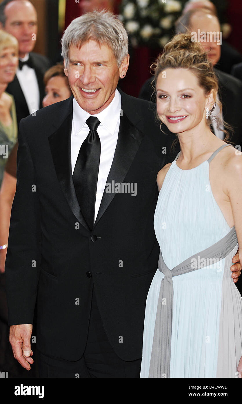 Harrison Ford et Calista Flockhart arrivent sur le tapis rouge à la 80e Academy Awards en avant du Kodak Theater à Hollywood, Los Angeles, USA, 24 février 2008. Photo : Hubert Boesl Banque D'Images