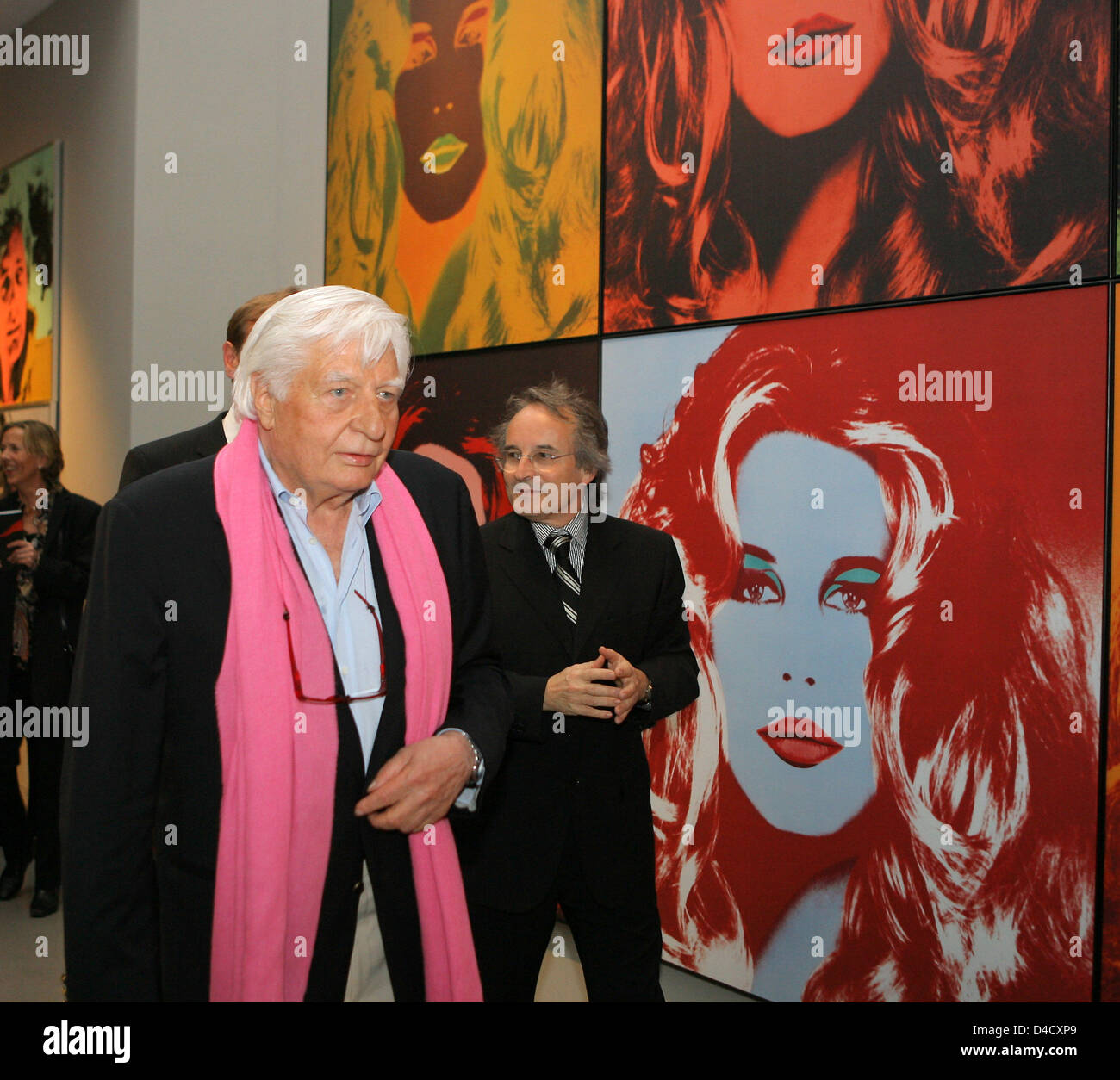 Playboy allemand, photographe et collectionneur d'Gunter Sachs (L) et