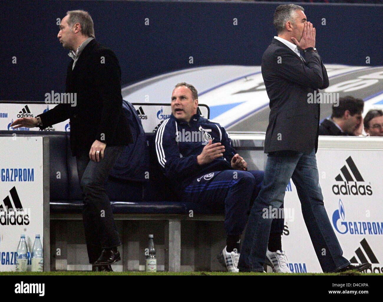 (L-R) Schalke Andreas Mueller, directeur sportif, l'entraîneur adjoint Oliver Reck et entraîneur Mirko Slomka représentée dans le dug-out au cours de la Bundesliga match FC Schalke 04 v FC Bayern Munich au stade Veltins Arena de Gelsenkirchen, Allemagne, 01 mars 2008. Défait 1-0. Schlake Munich Photo : Federico Gambarini Banque D'Images