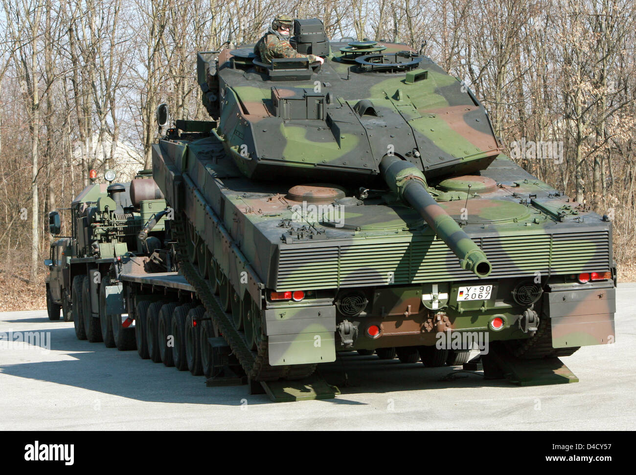 Une Bundeswehr "char de combat principal Leopard 2 A6' de 'IV' Wehrbereichskommando WBK (IV) sur la zone de chargement d'un camion de transport lourd 'SLT 50-3 Elefant' à Bayern-Kasern à Munich, Allemagne, 20 février 2008. Photo : Tobias Hase Banque D'Images