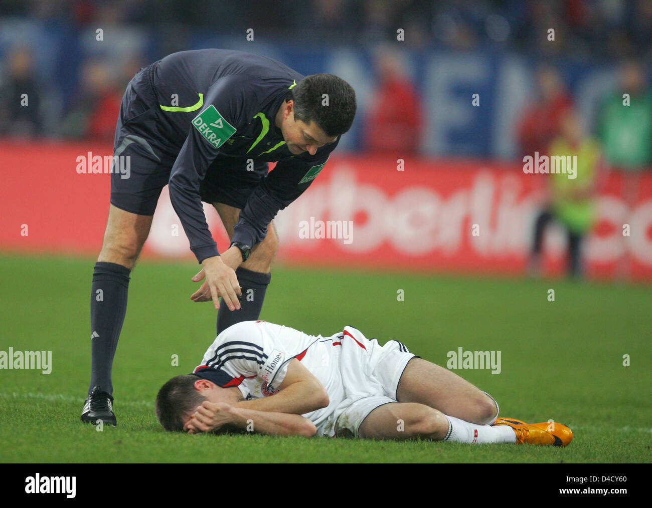 L'arbitre Herbert Fandel (L) s'assure du Munich winger Franck Ribery (R) n'est pas feindre la Bundesliga match FC Schalke 04 v FC Bayern Munich à VeltinsArena de Gelsenkirchen, Allemagne, 01 mars 2008. Munich Schalke défait 1-0. Photo : Bernd Thissen Banque D'Images