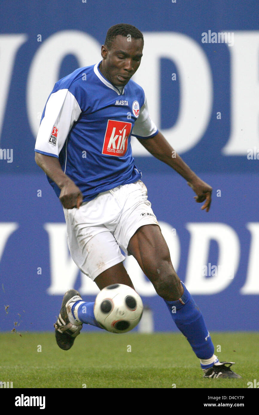 Victor Agali de Rostock est sur la balle dans la Bundesliga match Hansa Rostock v'Arminia Bielefeld à DKB Arena Stadium de Rostock, Allemagne, 01 mars 2008. Le match se termine par un nul 1-1. Photo : Jens Buettner Banque D'Images