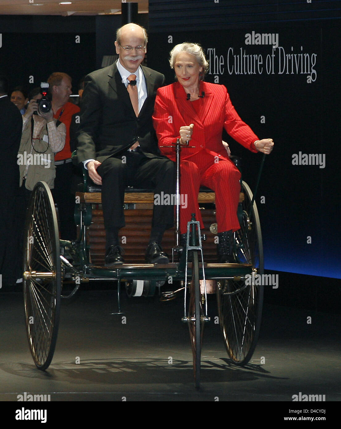 Dieter Zetsche (L), PDG de Daimler SE et Jutta Benz, arrière-arrière-petite-fille de Bertha Benz, ride une réplique de la Benz Patent Motorwagen 'III' datant 1888 à la journée de la presse au 78e Salon International de l'automobile Genève, Suisse, 04 mars 2008. Quelque 260 exposants de 30 nations showcase sur 77 550 mètres carrés de leurs derniers développements à la 78e International Motor Show Ge Banque D'Images