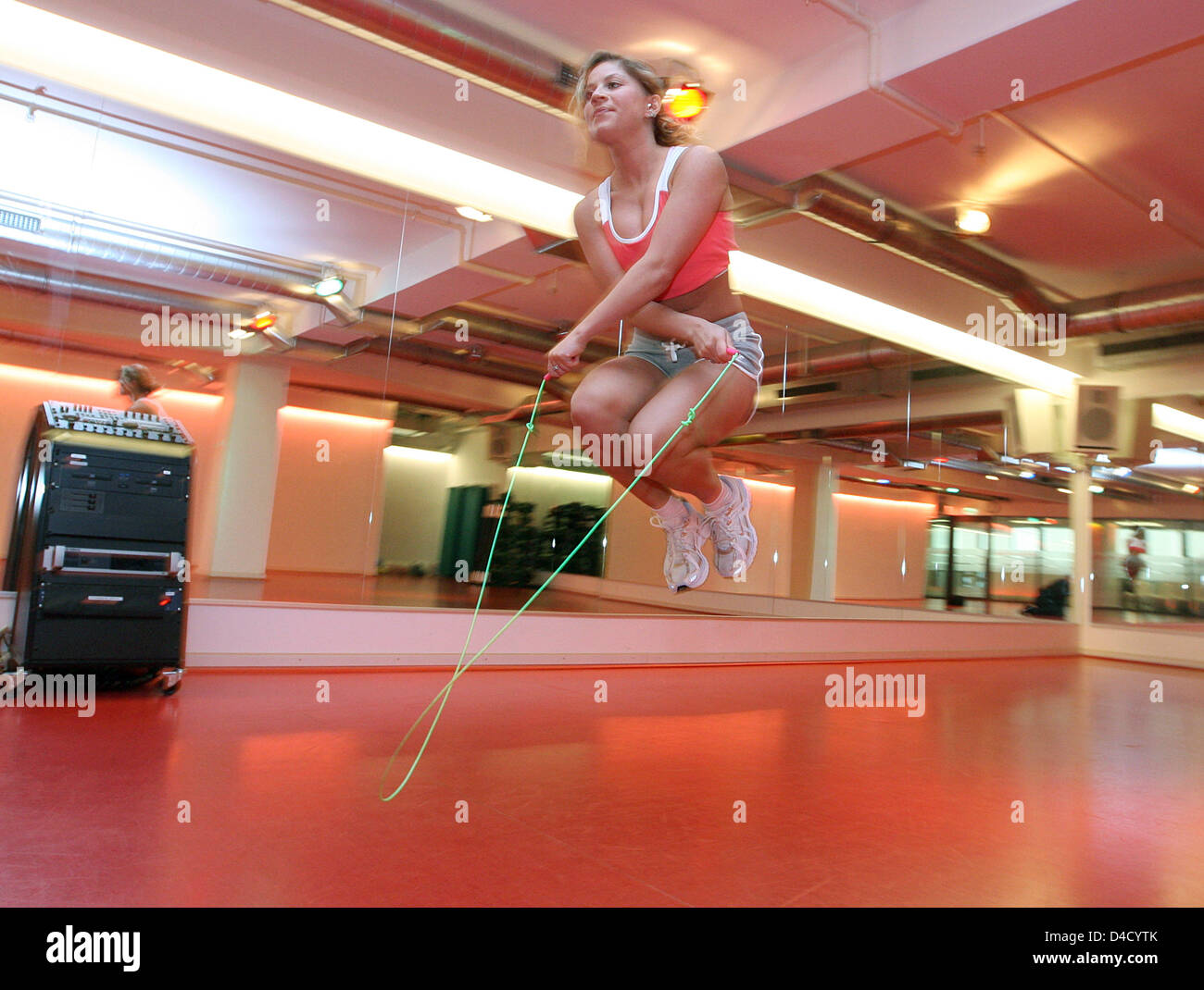 Olga Berberich montre ses compétences saut à la corde dans une salle de sport à Karlsruhe, Allemagne, 18 février 2008. Beberich a été le détenteur du record du monde de saut à la corde depuis septembre 2007. Le coach fitness beat Martial artiste Arthur Abraham avec 251 sauts au cours de l'émission de télévision 'Guiness World Records'. Photo : ULI DECK Banque D'Images