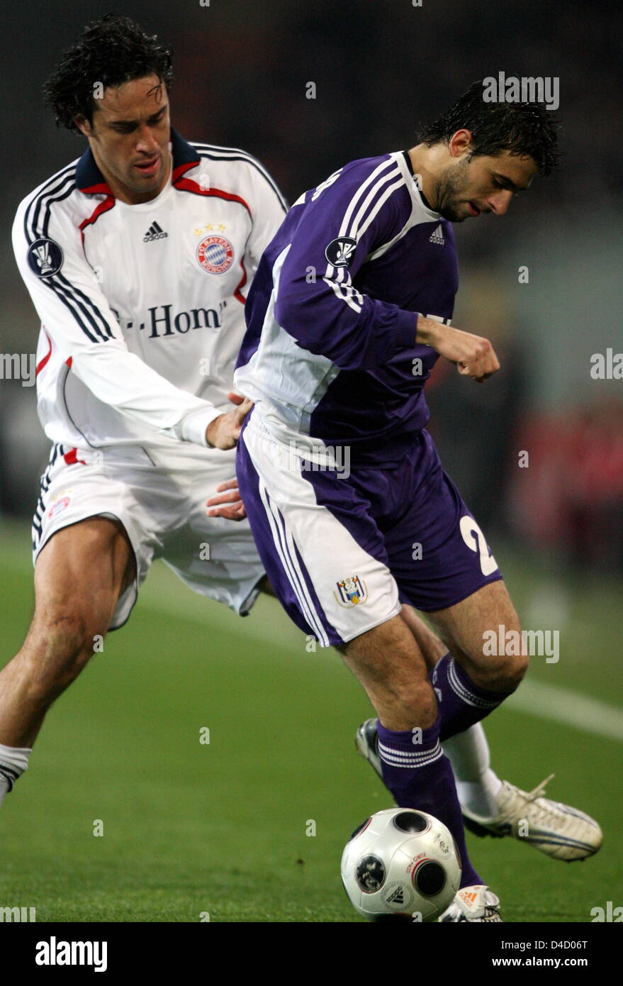 Le Bayern de Munich, Luca Toni (L) tente de passer Serhat Akin de RSC Anderlecht durant leur cycle de coupe de l'UEFA 16 premier match de jambe au stade Constant Vanden Stock, à Anderlecht, Belgique, le 6 mars 2008. Photo : FRANÇOIS-PIERRE TSCHAUNER Banque D'Images