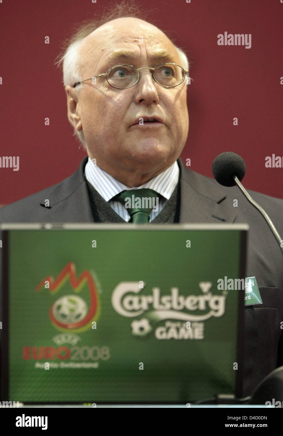 Wolfgang Burgard, PDG de Carlsberg en Allemagne, prononce un discours lors d'une conférence de presse à Hambourg, Allemagne, 07 mars 2008. La production de bière danoise Carlsberg group a réussi à augmenter ses ventes sur le rétrécissement du marché allemand, la vente de 5,2 millions d'hectolitres en Allemagne, et un total de 6,2 millions d'hectolitres. Les prix de la bière devrait se stabiliser après une hausse de 6 à 7  %. Photo : U Banque D'Images