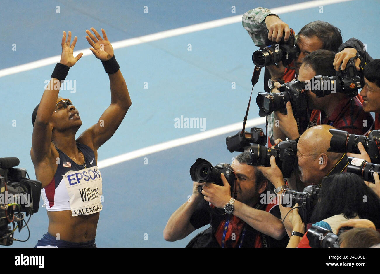 US-athlète Angela Williams cheers après avoir remporté la finale du 60m femmes lors de la 12e Championnats du monde en salle d'athlétisme à Valence, Espagne, 07 mars 2008. Photo : GERO BRELOER Banque D'Images