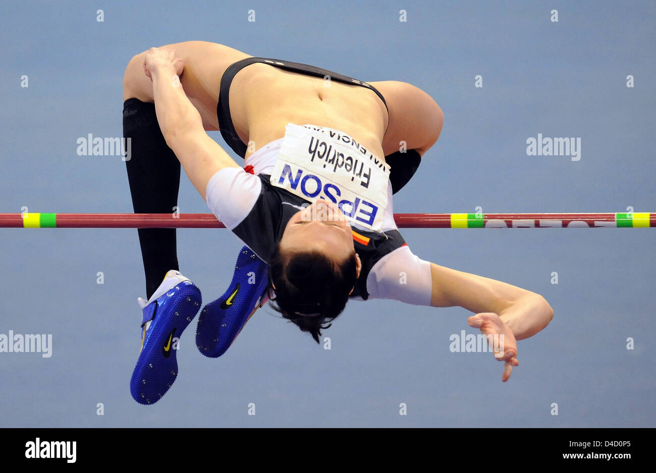 Haut allemand Friedrich Ariane cavalier est représenté l'air au cours de la finale du saut en hauteur femmes à la 12e Championnats du monde en salle d'athlétisme à Valence, Espagne, 09 mars 2008. Photo : GERO BRELOER Banque D'Images