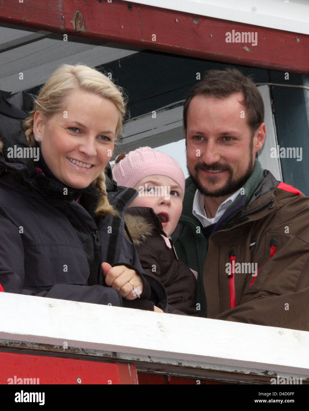 La famille royale de Norvège le Prince héritier Haakon, La Princesse héritière Mette-Marit (L) et de la princesse Ingrid-Alexandra sont illustrés à la station de ski d'Holmenkollen à festival près d'Oslo, Norvège, 09 mars 2008. Photo : Albert Nieboer Pays-bas OUT Banque D'Images