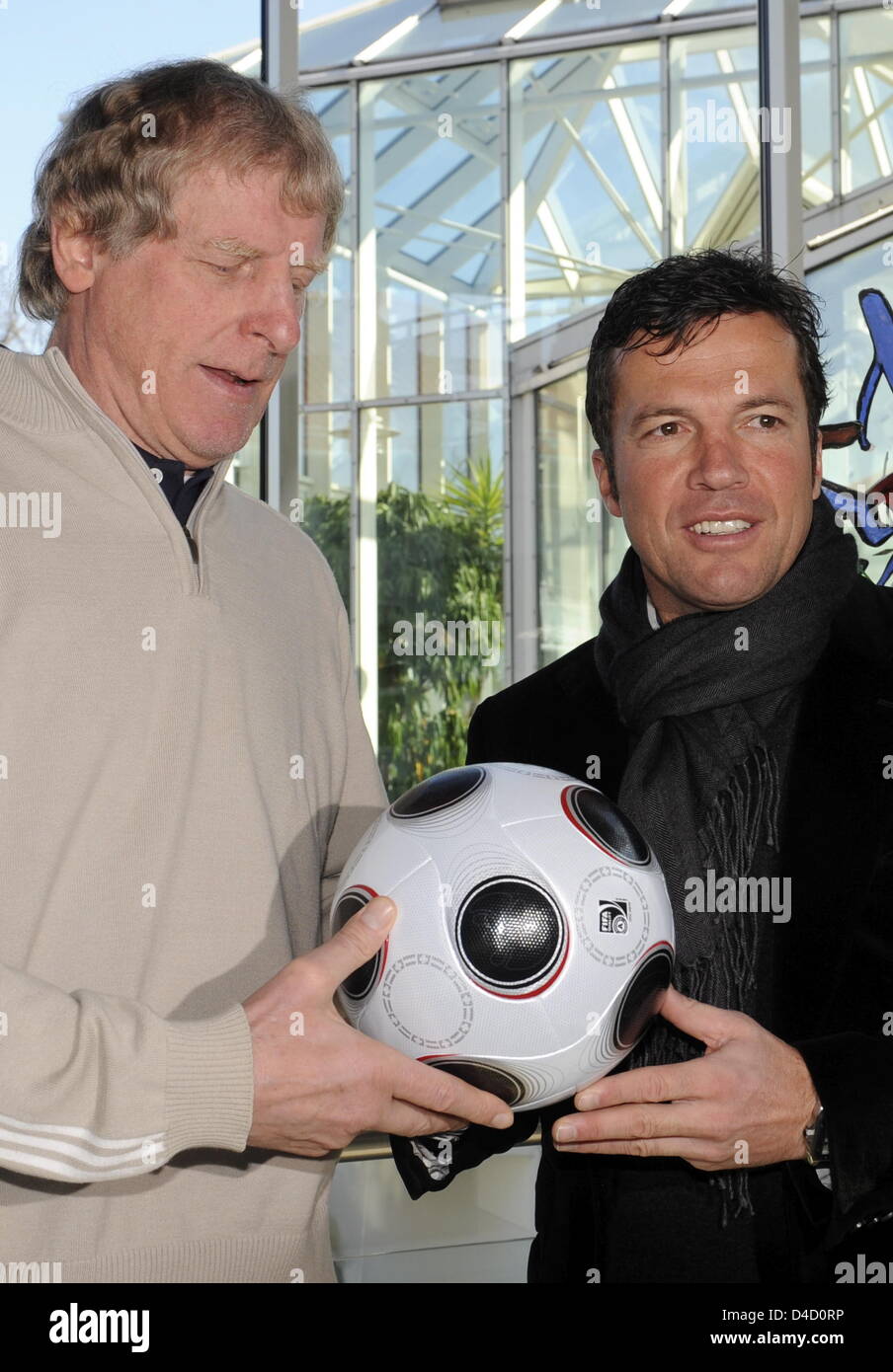 Le joueur de soccer national record allemand Lothar programme Matthaeus (R) est représenté avec le formateur de la Fédération allemande de football Rutemoeller Erich au Sports school Oberhaching à Munich en Allemagne, le 10 mars 2008. Programme Matthaeus va à deux mois d'entraîneur de football training cours donné par Rutemoeller. Photo : Peter Kneffel Banque D'Images