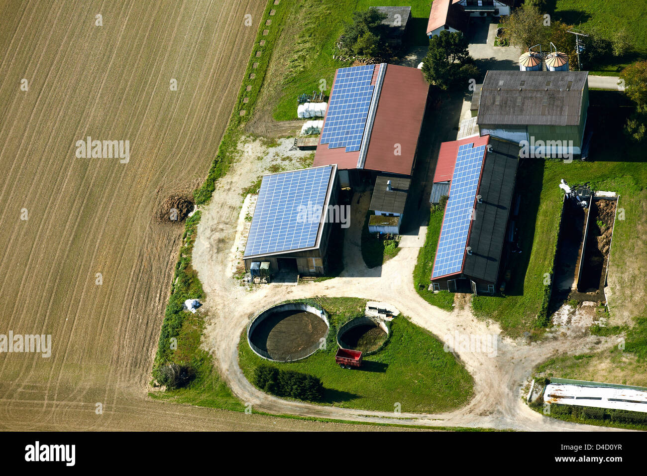 Ferme dotée de biogaz et les capteurs solaires, photo aérienne Banque D'Images