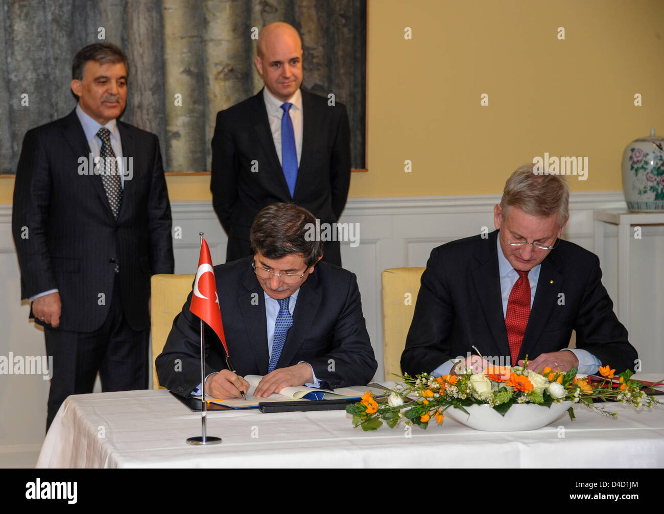 Stockholm, Suède. 12 mars 2013. Visite d'État du Président Dr Abdullah Gül de Turquie - dans l'image le Ministre des affaires étrangères M. Ahmet Davufoglu et Carl Bildt signe Déclaration de partenariat stratégique vu par le président et le Premier ministre suédois Fredrik Reinfeldt - Crédit : Rolf Adlercreutz / Alamy Live News Banque D'Images