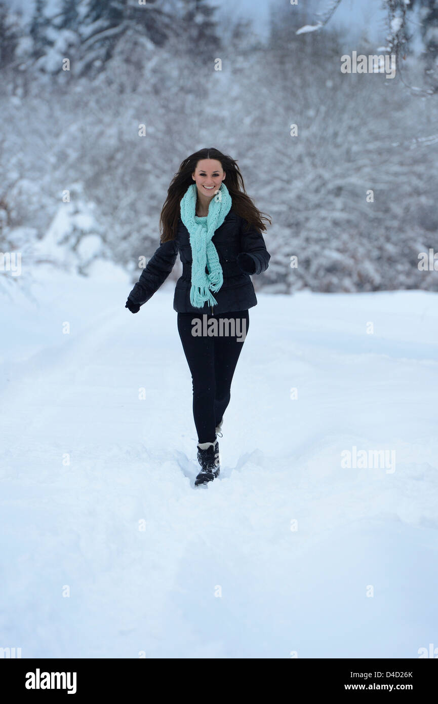 Jeune femme dans la neige, Haut-Palatinat, Germany, Europe Banque D'Images