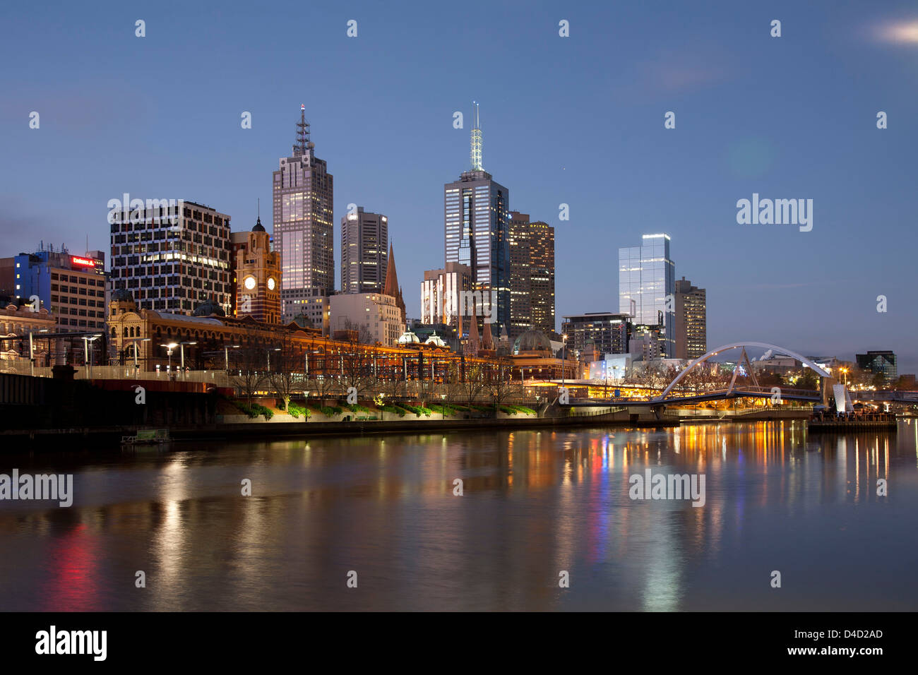 Coucher de soleil sur la rivière Yarra - à la recherche de Southbank à Melbourne Australie Flinders Street Station Banque D'Images