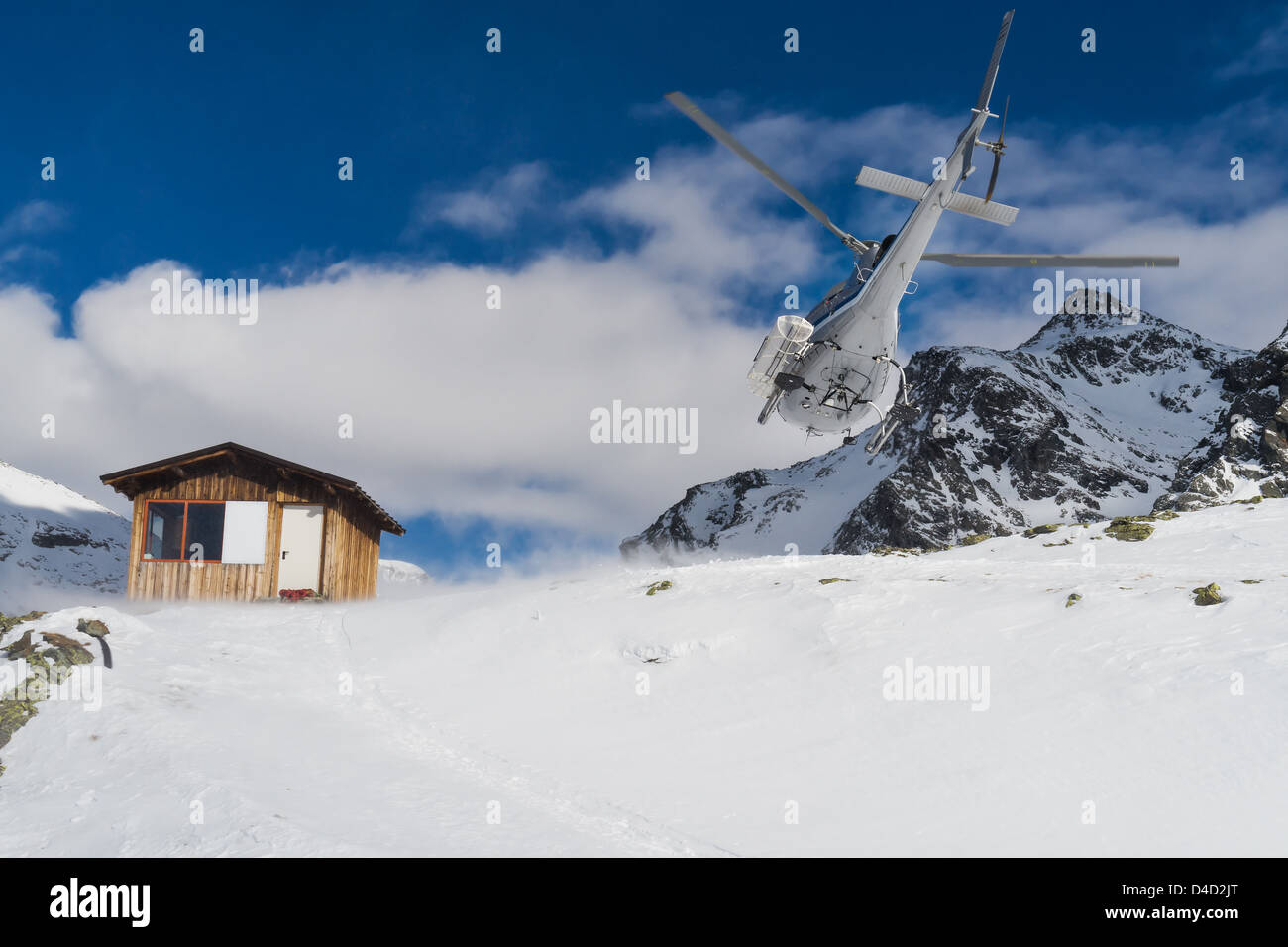 Service de sauvetage en montagne par hélicoptère en hiver, sur les Alpes italiennes Banque D'Images