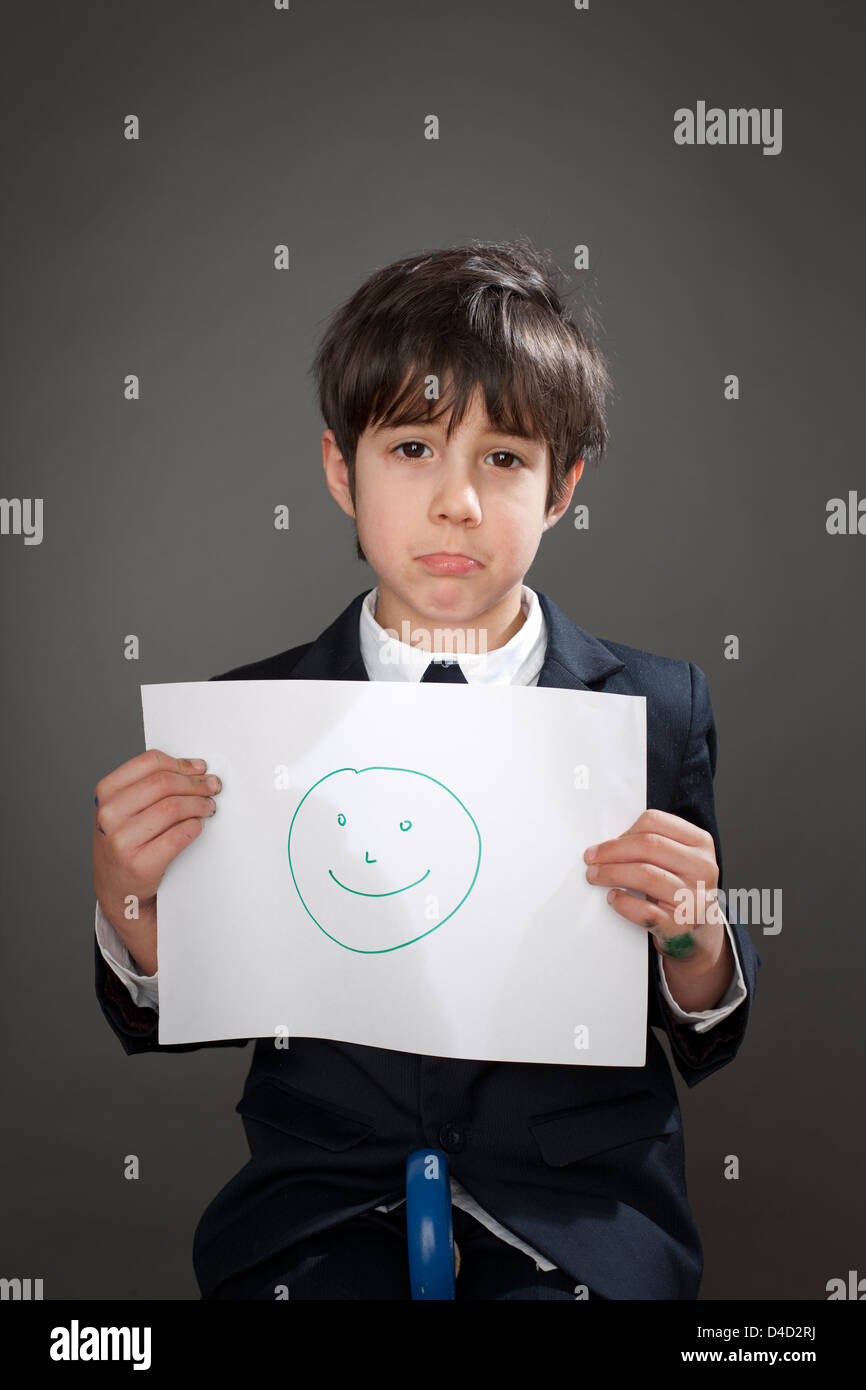 Sad boy avec dessin de visage heureux Banque D'Images