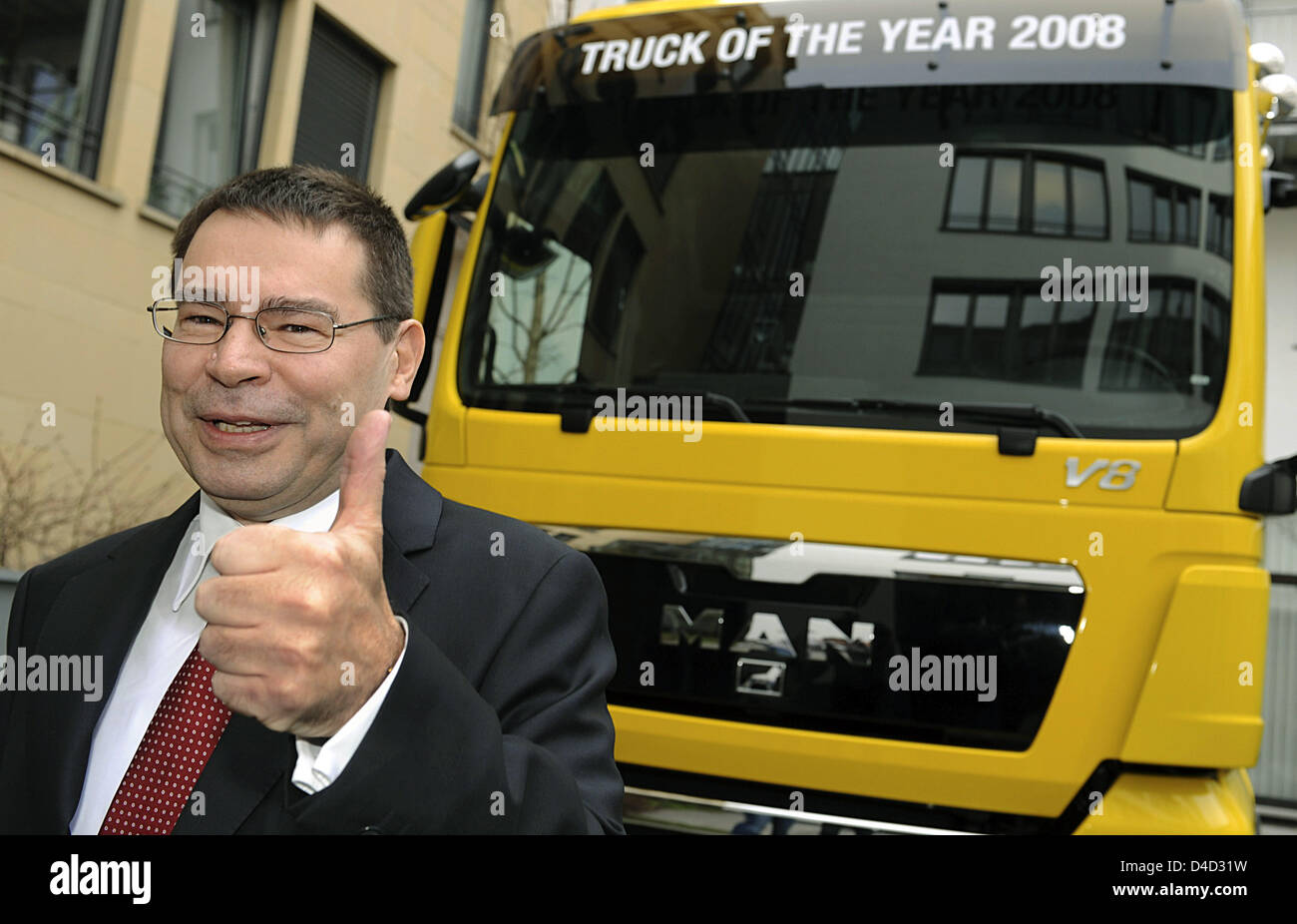 Anton Weinmann (L), PRÉSIDENT-DIRECTEUR GÉNÉRAL DE MAN Nutzfahrzeuge SE, Thumbs up en face du camion de l'année 2008" à la conférence de presse annuelle du groupe à Munich, Allemagne, 11 mars 2008. Le groupe MAN s'attend à ce que de nouvelles augmentations dans sa branche camion et d'autobus après encaissement dans un chiffre d'affaires record en 2007. Photo : PETER KNEFFEL Banque D'Images