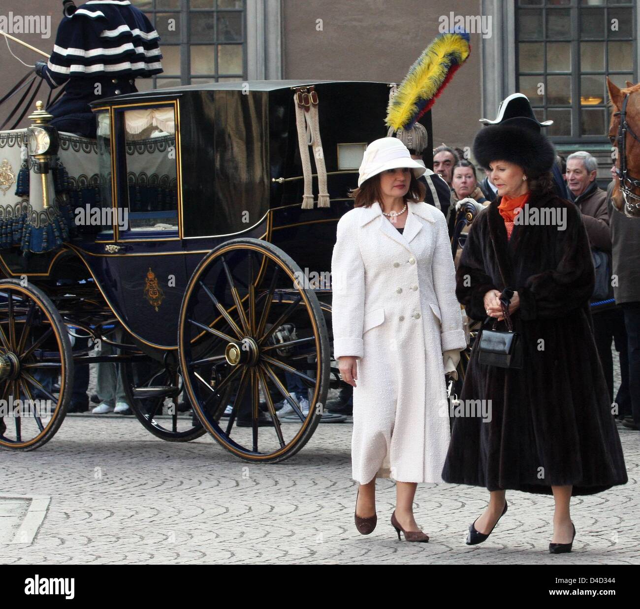 La Reine Silvia de Suède (R) se félicite Maria Basescu, épouse du Président roumain Traian Basescu à Stockholm, Suède, 11 mars 2008. Le Roi et la reine de Suède reçu officiellement et a accueilli le président au Palais Royal. Photo : Albert Nieboer (Pays-Bas) Banque D'Images