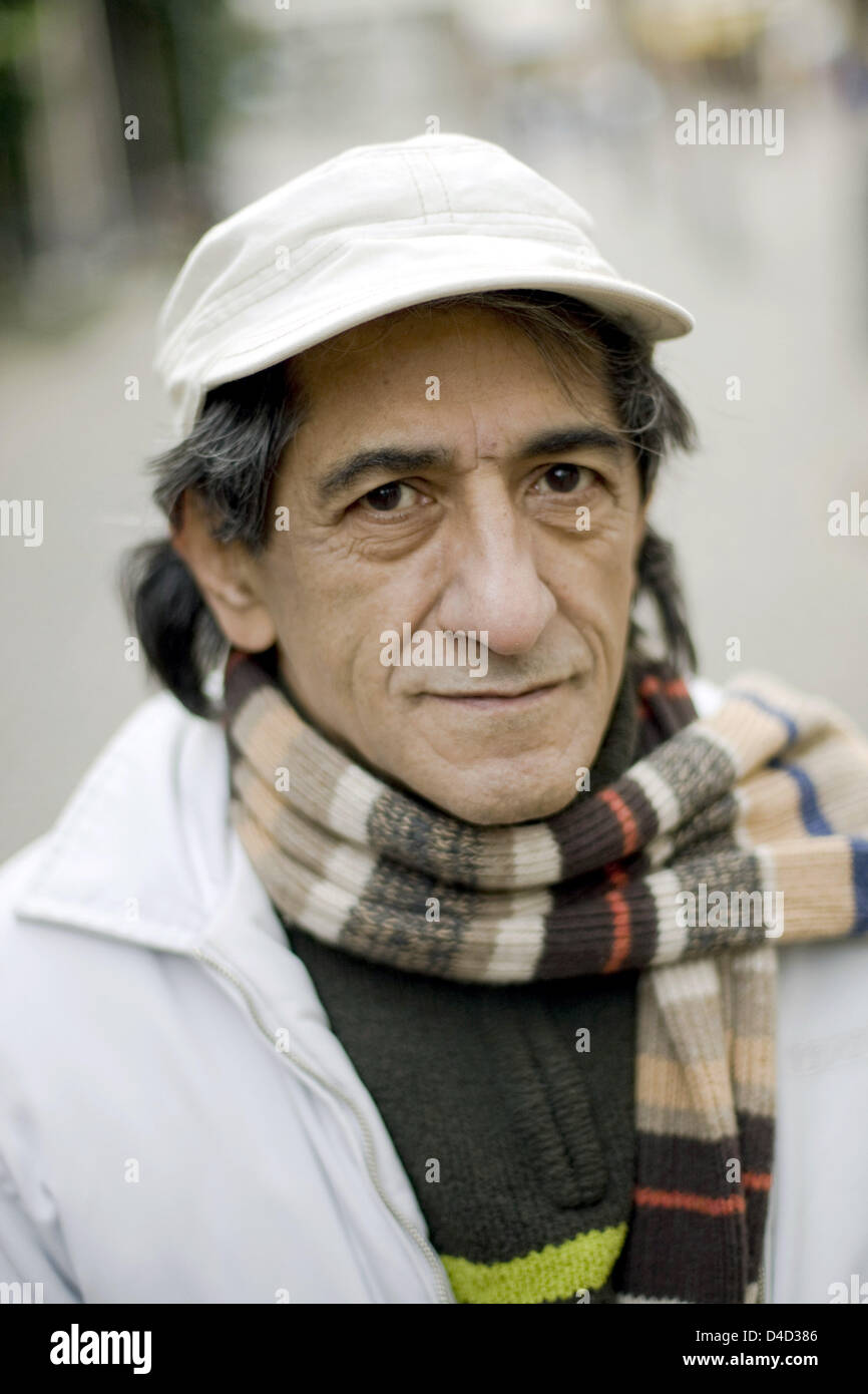 Auteur iranien Faraj Sarkohi dépeints à Francfort-sur-Main, Allemagne, 6 mars 2008. Il a été condamné à mort en Iran en 1996 en raison de sa critique de la censure dans son pays. Le verdict a été révisée après la pression internationale et Sarkohi a été autorisé à voyager en Allemagne, où il vit en exil depuis lors. Photo : Frank Rumpenhorst Banque D'Images