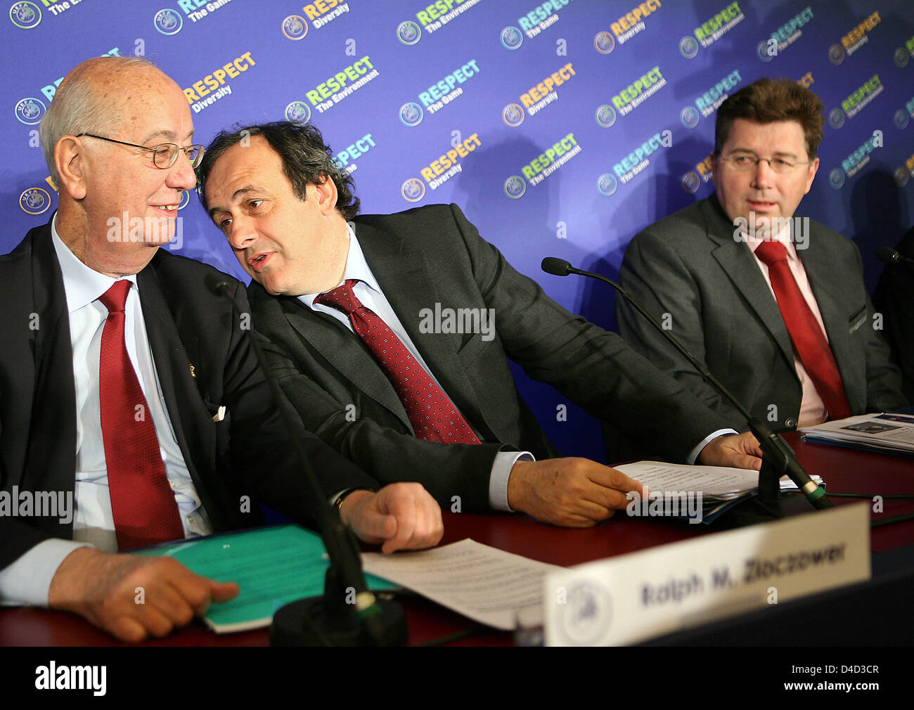 Le président de l'UEFA Michel Platini (C), président de l'association suisse de football Ralph Zloczower (L) et directeur exécutif de l'EURO 2008 Martin Kallen faire une déclaration à la préparation de l'EURO 2008 à Vienne, Autriche, 12 mars 2008. Le chef des entraîneurs et des présidents des associations de football participant à l'EURO 2008 s'est réuni pour un atelier. Photo : Oliver Berg Banque D'Images