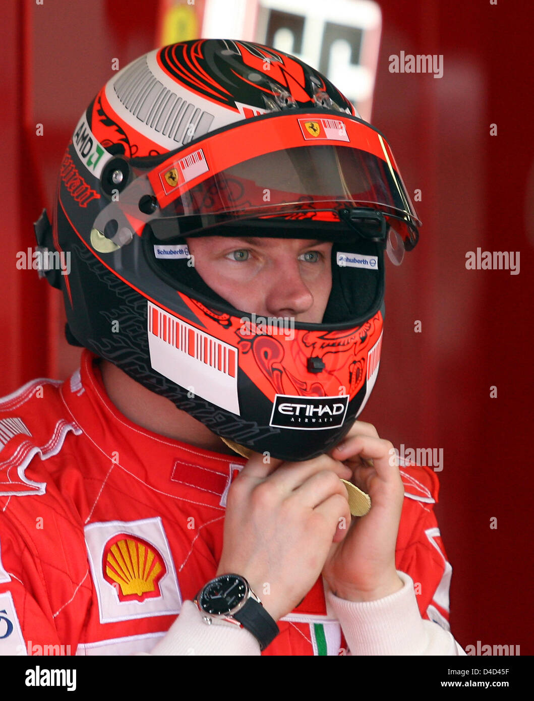 Pilote de formule 1 finlandais Kimi Raikkonen de l'équipe Ferrari ajuste  son casque au garage de l'équipe au cours de la deuxième session d'essais  au circuit d'Albert Park à Melbourne, Australie, 14