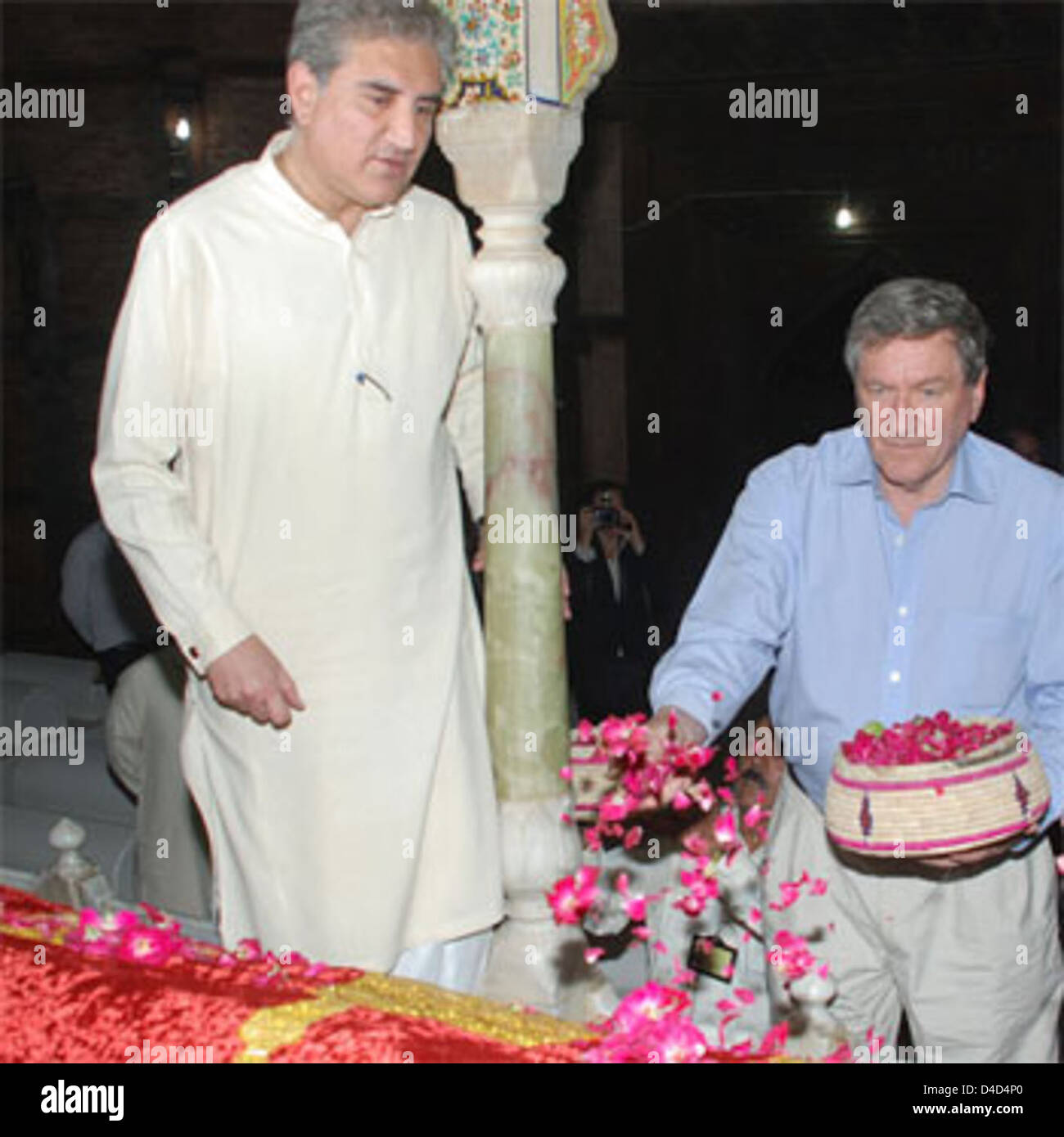 Qureshi, Ministre pakistanais des affaires étrangères et Représentant spécial Holbrooke Visiter le Shah Rukn-e-Alam culte Banque D'Images
