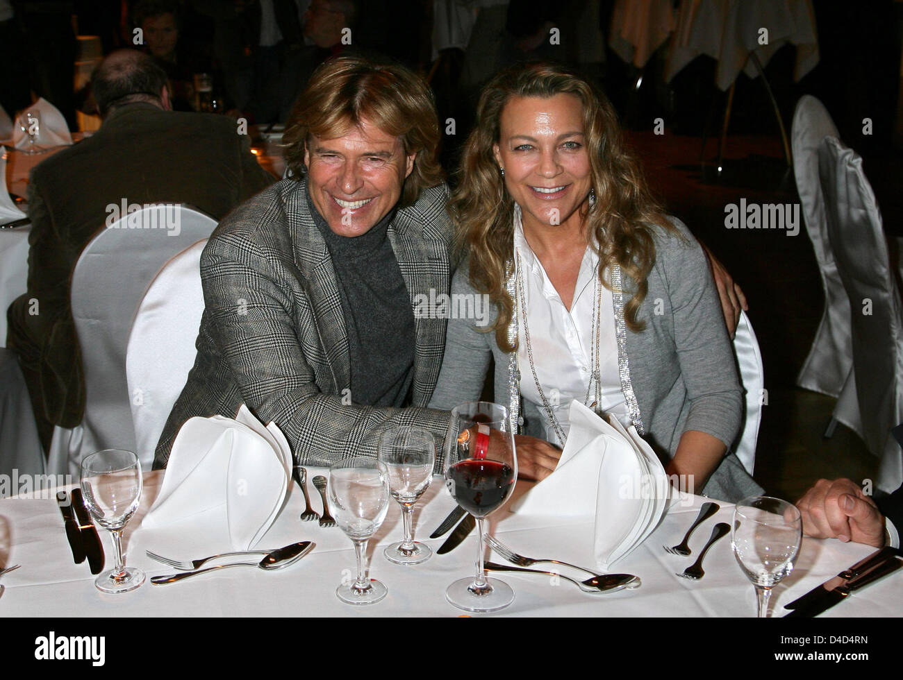 Chanteur autrichien Hansi Hinterseer et sa femme Romana sont illustrés à l'after-party de la musique live show 'Bienvenue chez Carmen Nebel's' à Berlin, 15 mars 2008. Photo : Jens Kalaene Banque D'Images