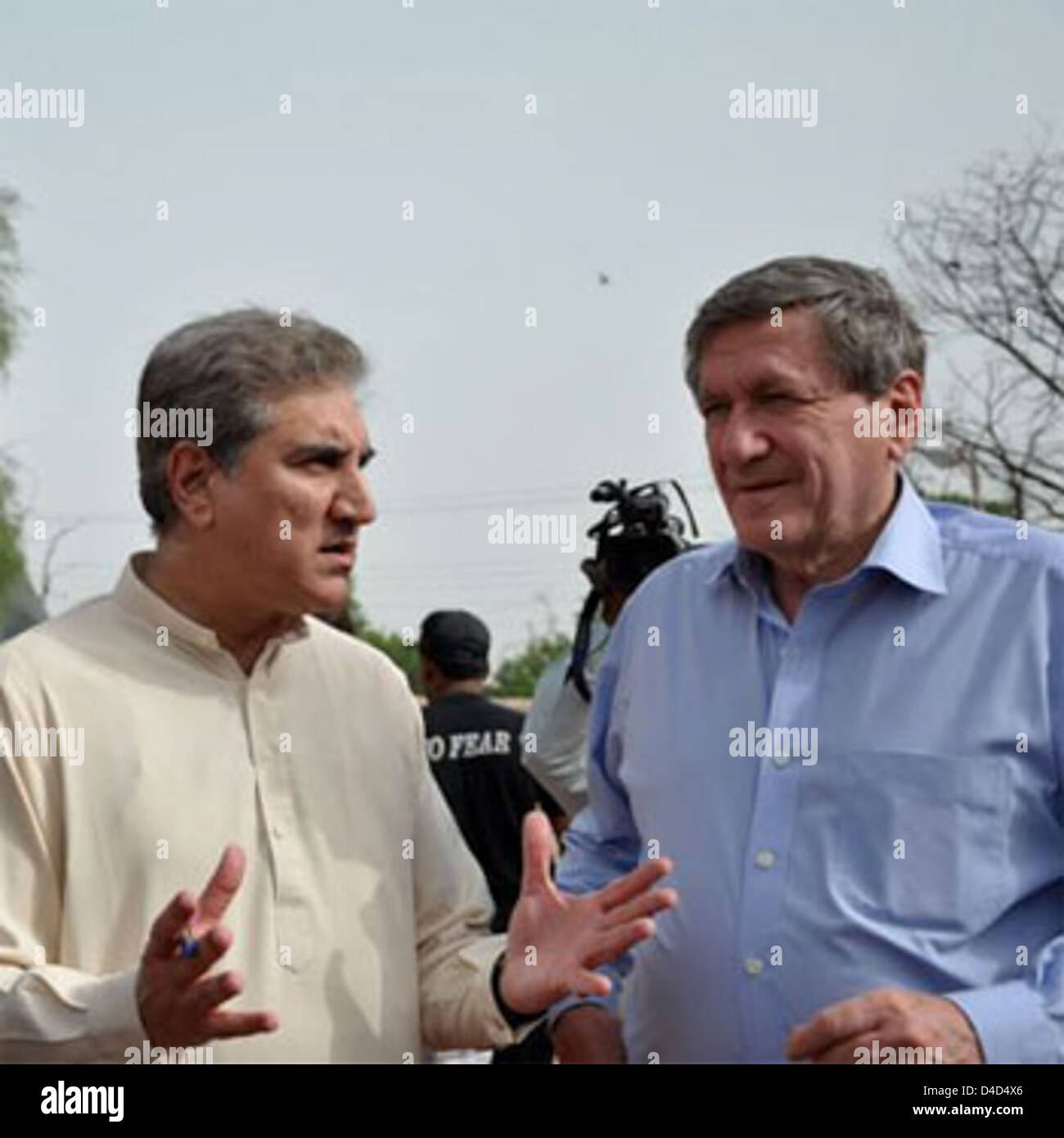 Qureshi, Ministre pakistanais des affaires étrangères et Représentant spécial Holbrooke Visiter le Shah Rukn-e-Alam culte Banque D'Images