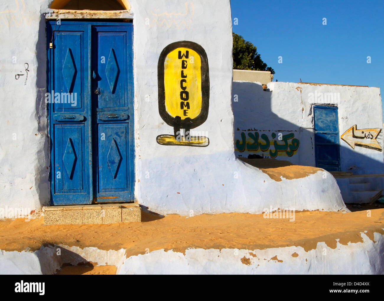 Portes ornementales dans un village nubien près d'Assouan, Egypte Banque D'Images