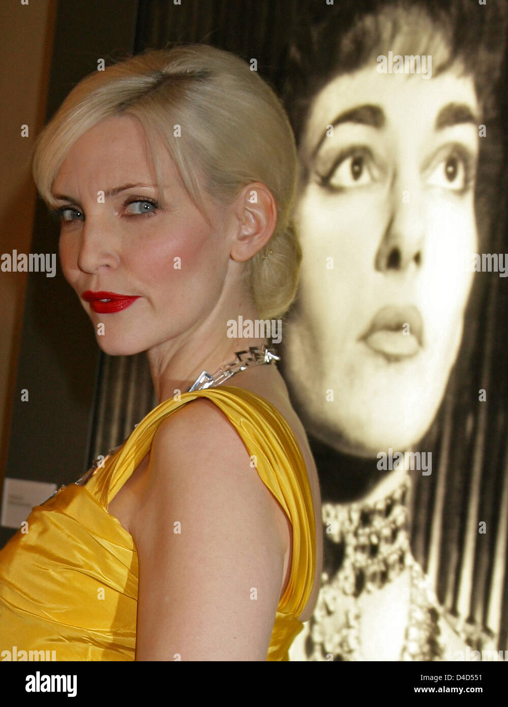 Super Model Nadja Auermann sourit à côté d'une photo de la soprano grecque Maria Callas (1923-1977) à l'exposition 'Maria Callas et Stade Swarovski Bijoux' à Berlin, Allemagne, 17 mars 2008. L'exposition sur la divine Callas est présentée du 18 mars au 13 avril. Photo : Jens Kalaene Banque D'Images