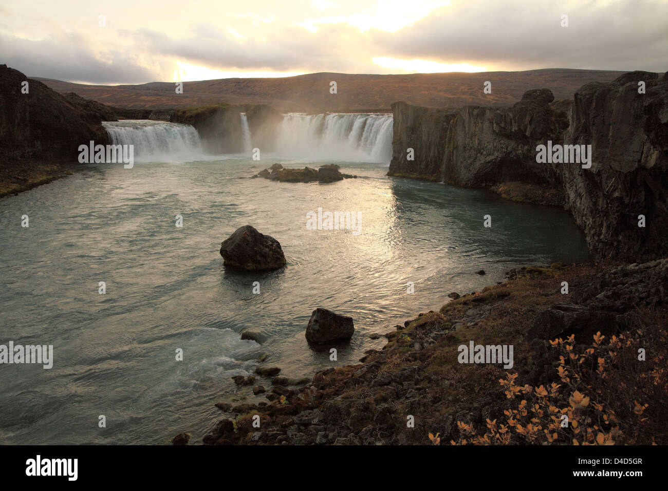 Coucher du soleil à cascade Godafoss, Islande Banque D'Images