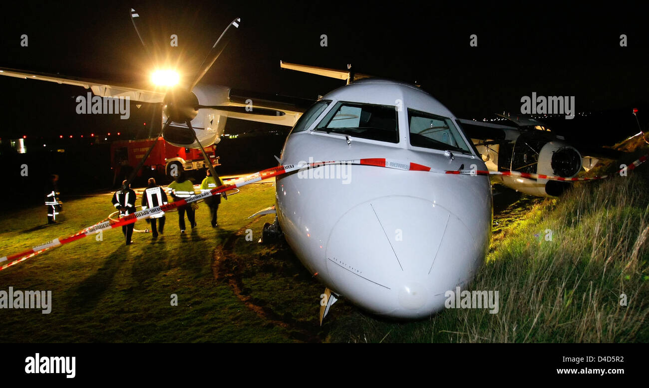 Un bimoteur Dornier 328 transporteur régional de Cirrus Airlines se trouve a atterri en catastrophe à la fin de la piste de l'aéroport de Mannheim, Allemagne, 19 mars 2008. L'avion en provenance de Berlin, l'Allemagne avait dérapé sur la piste, tandis que vers le bas et s'est écrasé dans un mur de protection contre le bruit, aucun des 24 passagers et trois membres d'équipage a été blessé. Photo : Ronald Wittek Banque D'Images