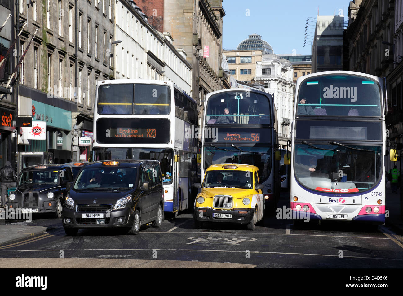 Les bus et taxis sur Union Street dans le centre-ville de Glasgow, Écosse, Royaume-Uni Banque D'Images