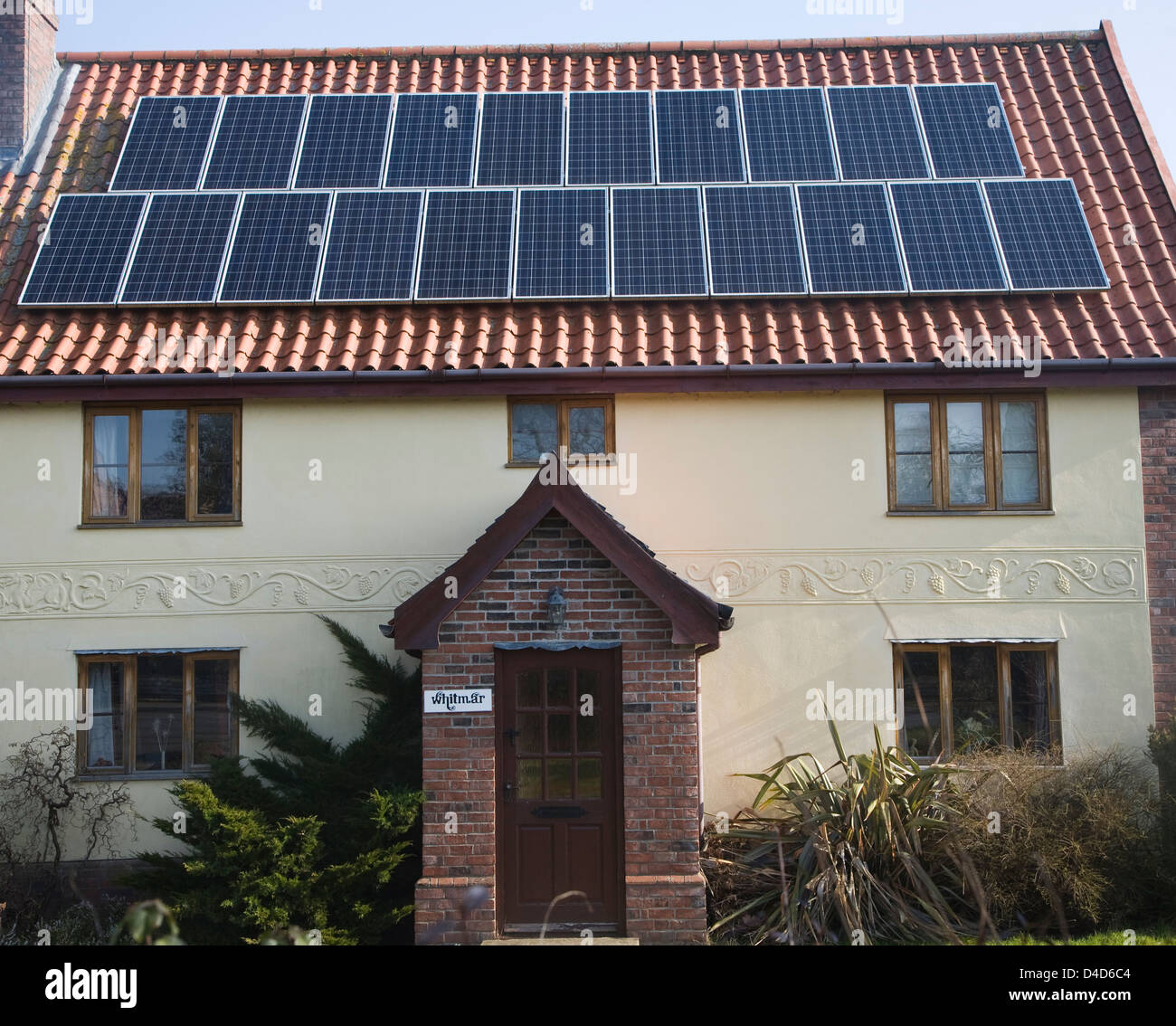 Des panneaux solaires sur le toit de l'ancien chalet, Yoxford, Suffolk, Angleterre Banque D'Images