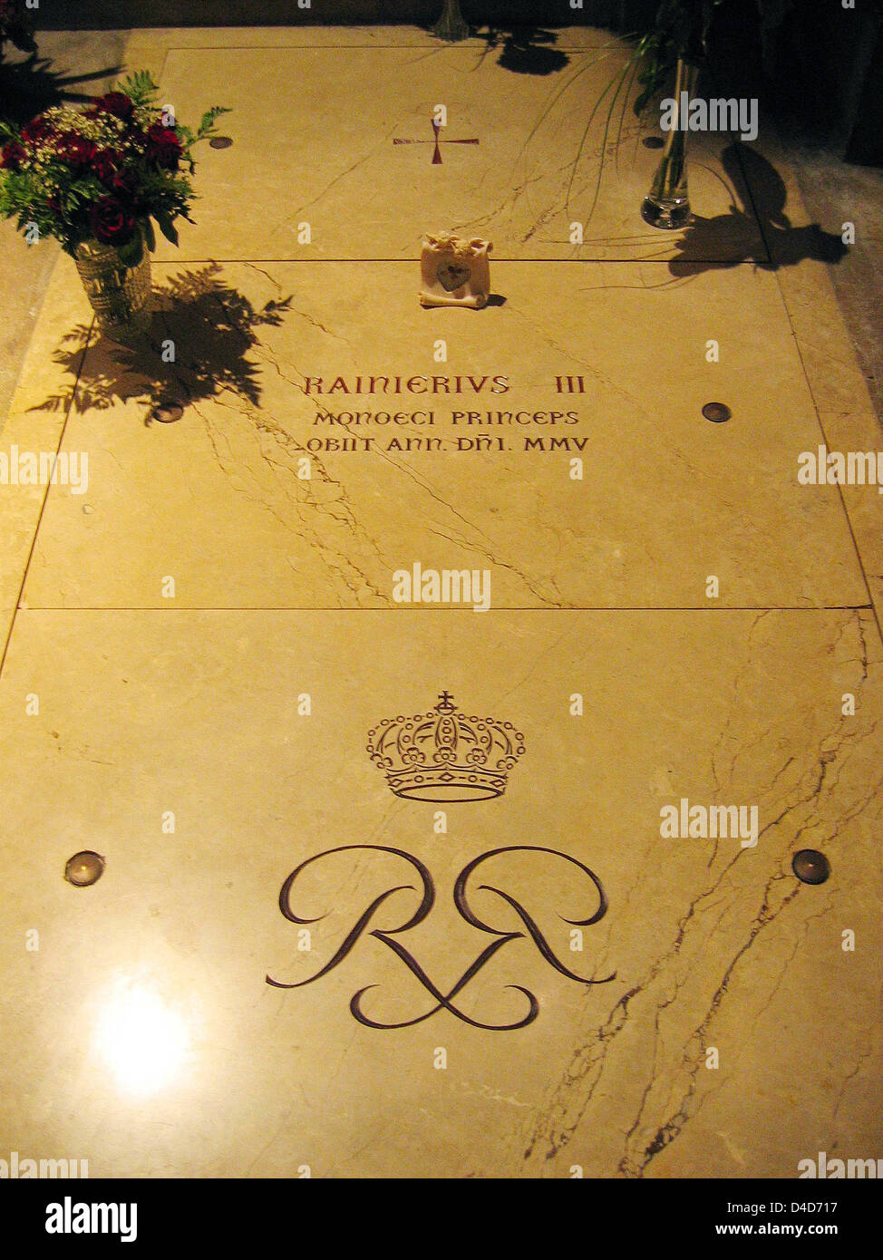 La photo montre la dalle tombe de Rainier III, Prince de Monaco dans la cathédrale Saint-Nicolas à Monte Carlo, Monaco, 25 mai 2005. Photo : Xamax Banque D'Images
