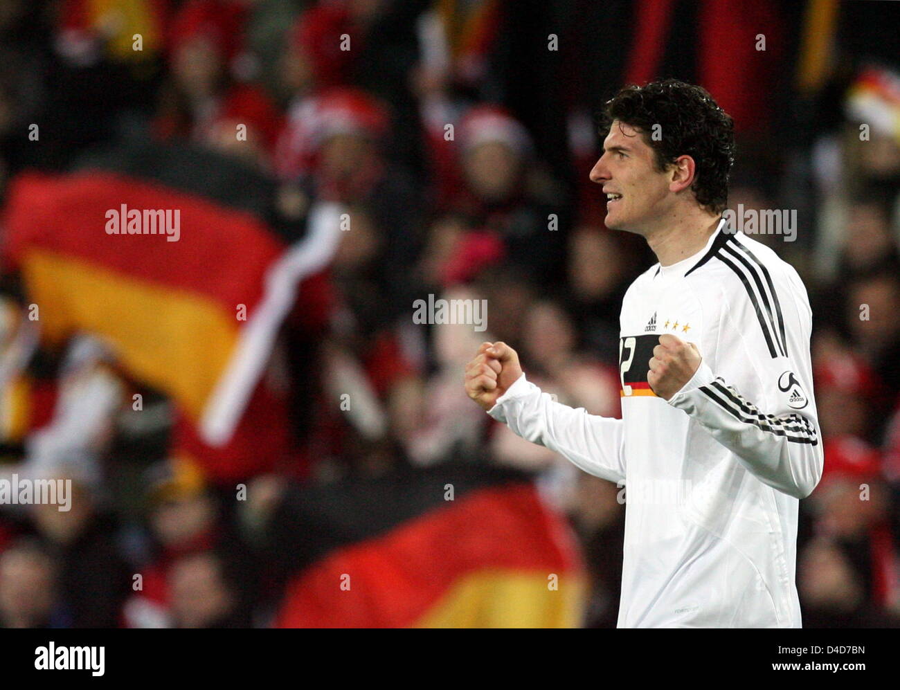 Allemagne Mario Gomez attaquant cheers marquant le 0-2 dans le test cap Suisse/Allemagne, à Bâle, en Suisse, le 26 mars 2008. L'Allemagne a battu l'UEFA Euro 2008 co-hôte 4-0. Photo:Oliver Berg Banque D'Images