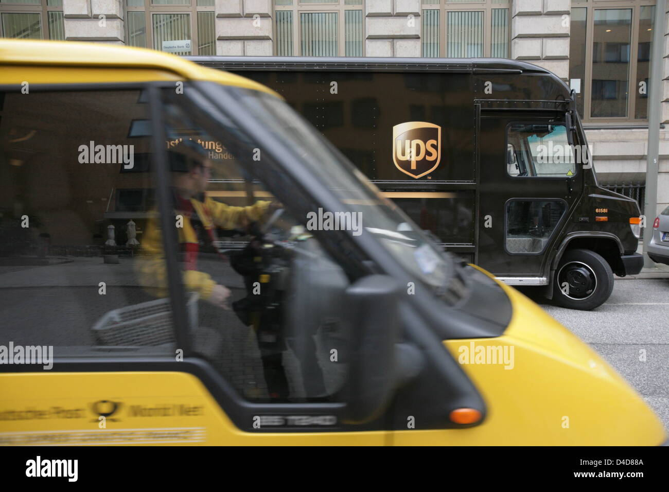 Un camion de livraison de DHL (avant) et UPS (arrière) sur la photo au centre-ville de Hambourg, Allemagne, 28 mars 2008. Photo : Bodo Marks Banque D'Images